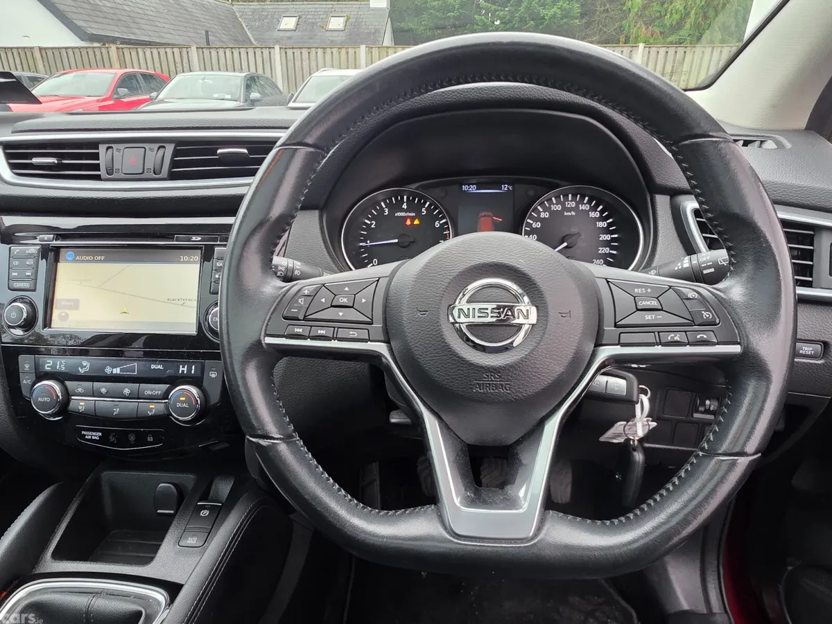 Nissan Qashqai MPV, Petrol, 2018, Red