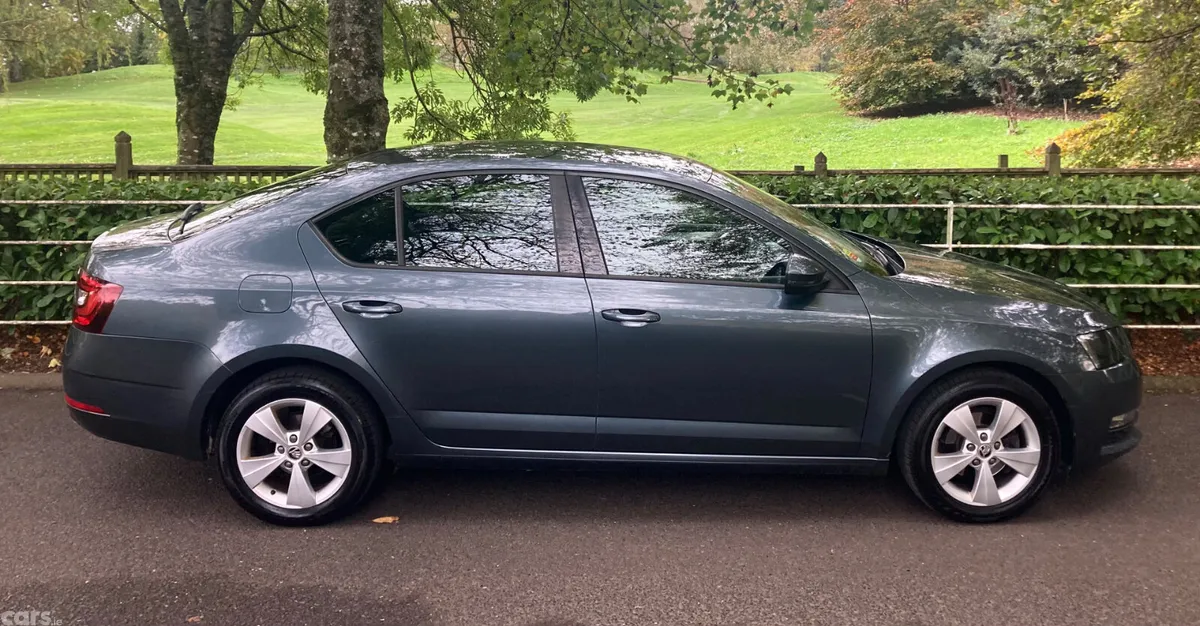 Skoda Octavia Saloon, Diesel, 2019, Grey