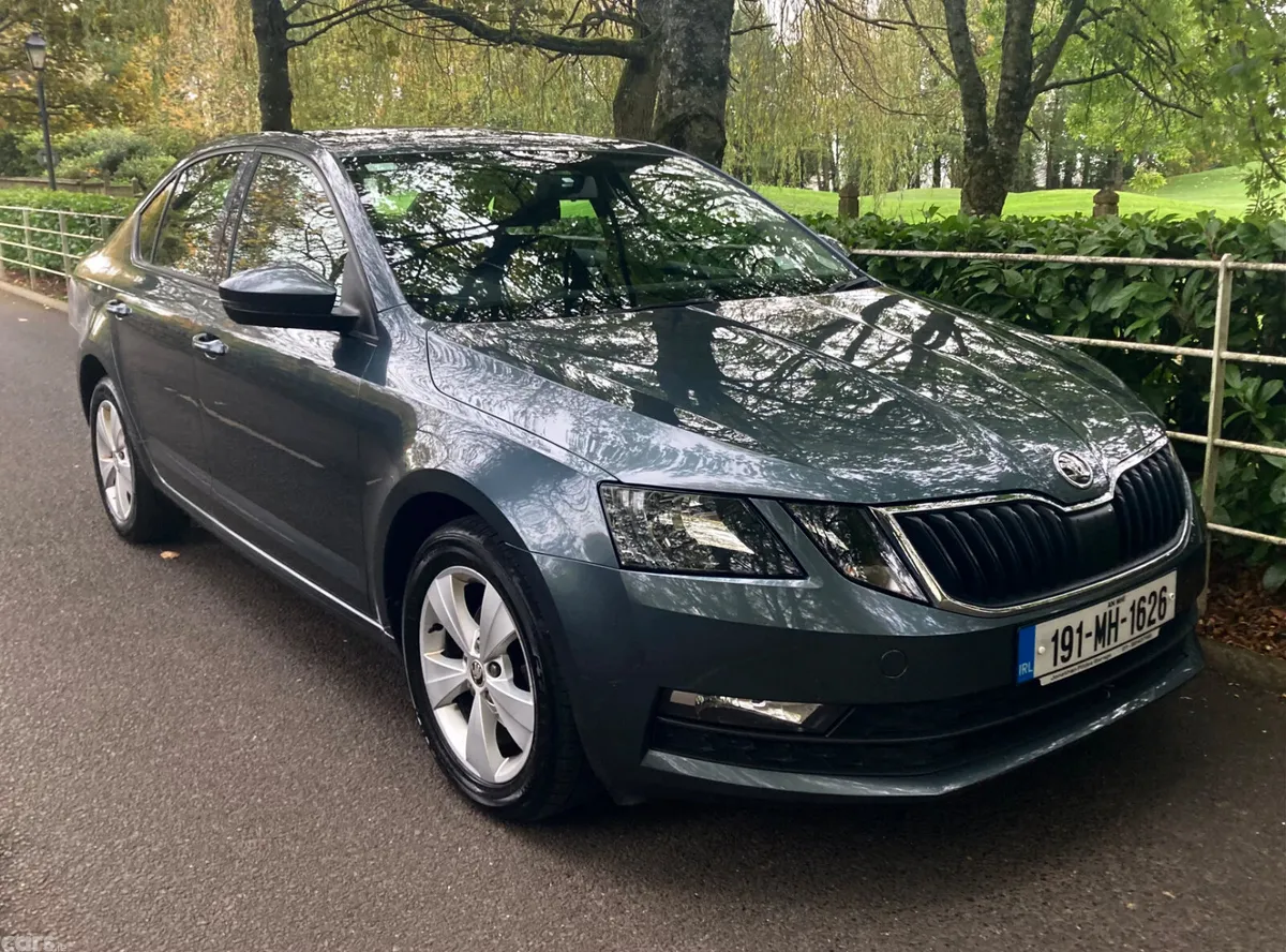 Skoda Octavia Saloon, Diesel, 2019, Grey