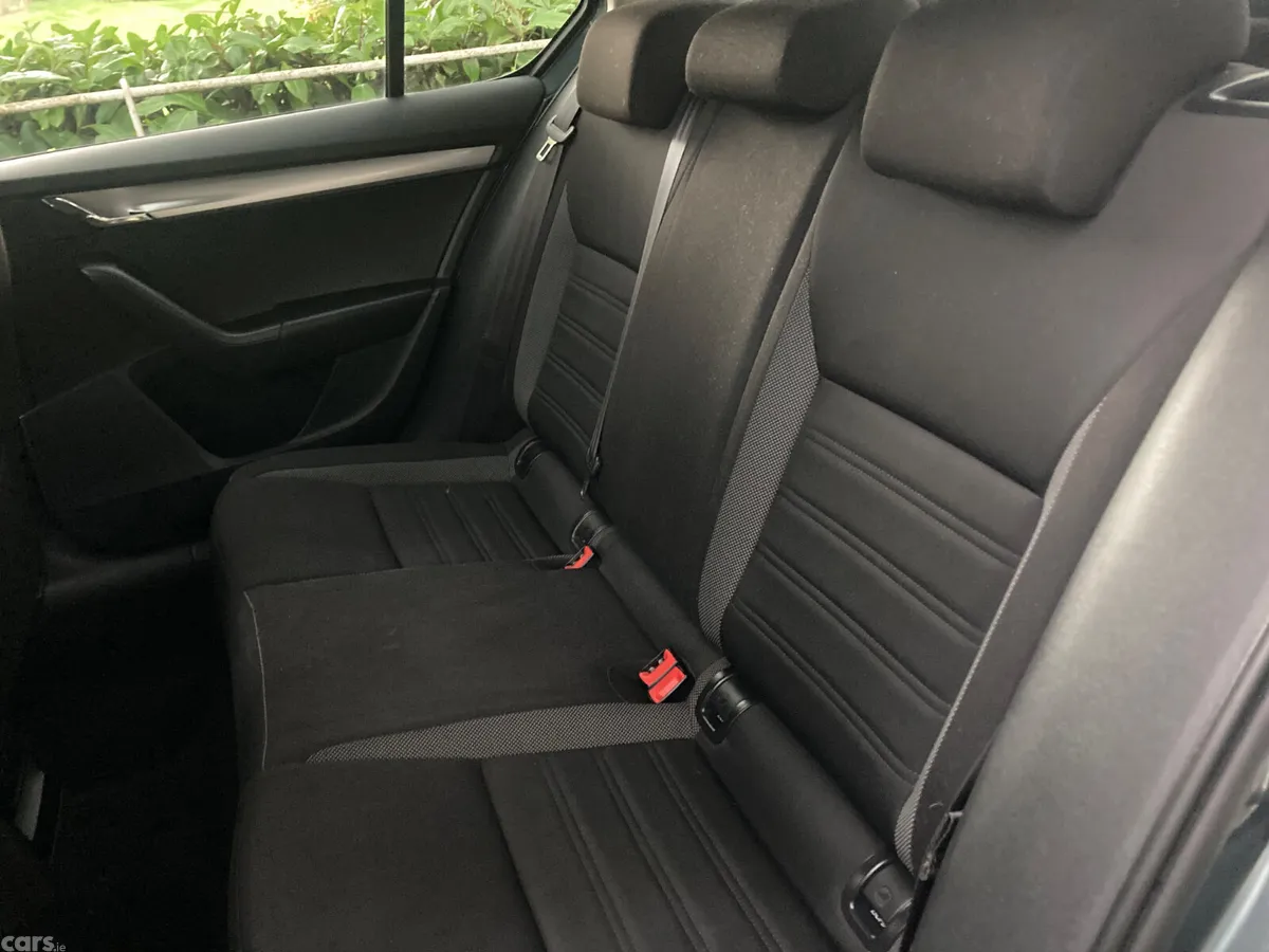 Skoda Octavia Saloon, Diesel, 2019, Grey