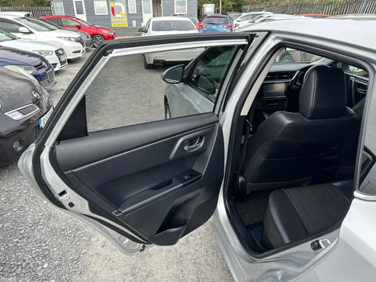 Toyota Auris Hatchback, Petrol Hybrid, 2016, Silver