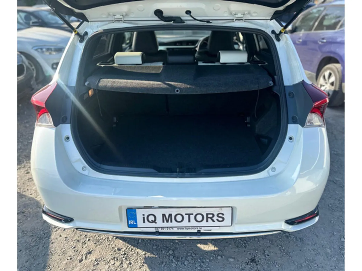 Toyota Auris Hatchback, Petrol Hybrid, 2016, White