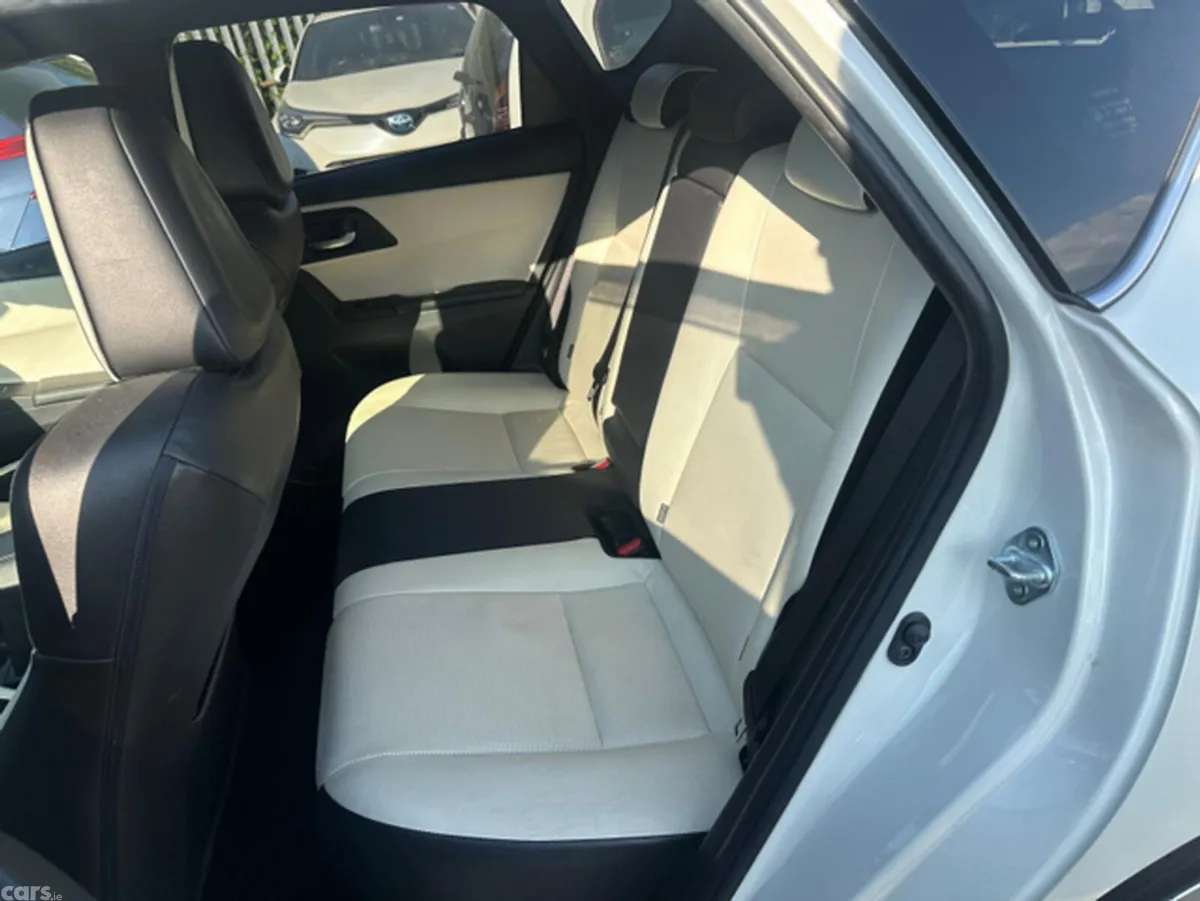 Toyota Auris Hatchback, Petrol Hybrid, 2016, White