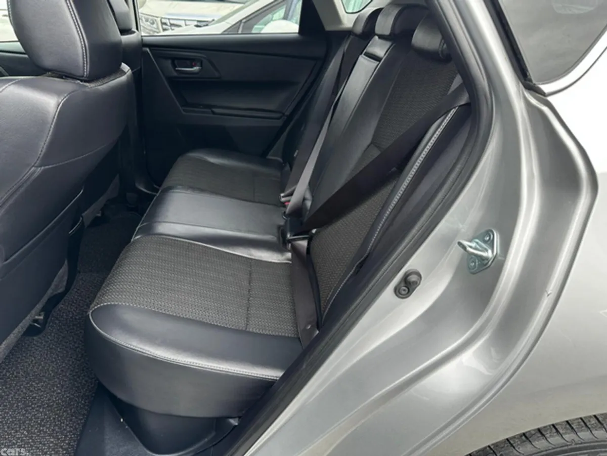 Toyota Auris Hatchback, Petrol Hybrid, 2016, Silver