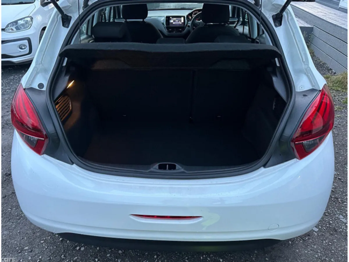 Peugeot 208 Hatchback, Petrol, 2016, White