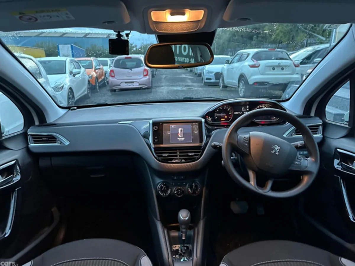 Peugeot 208 Hatchback, Petrol, 2016, White