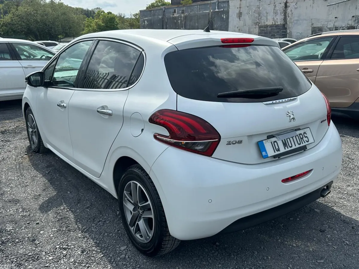 Peugeot 208 Hatchback, Petrol, 2017, White