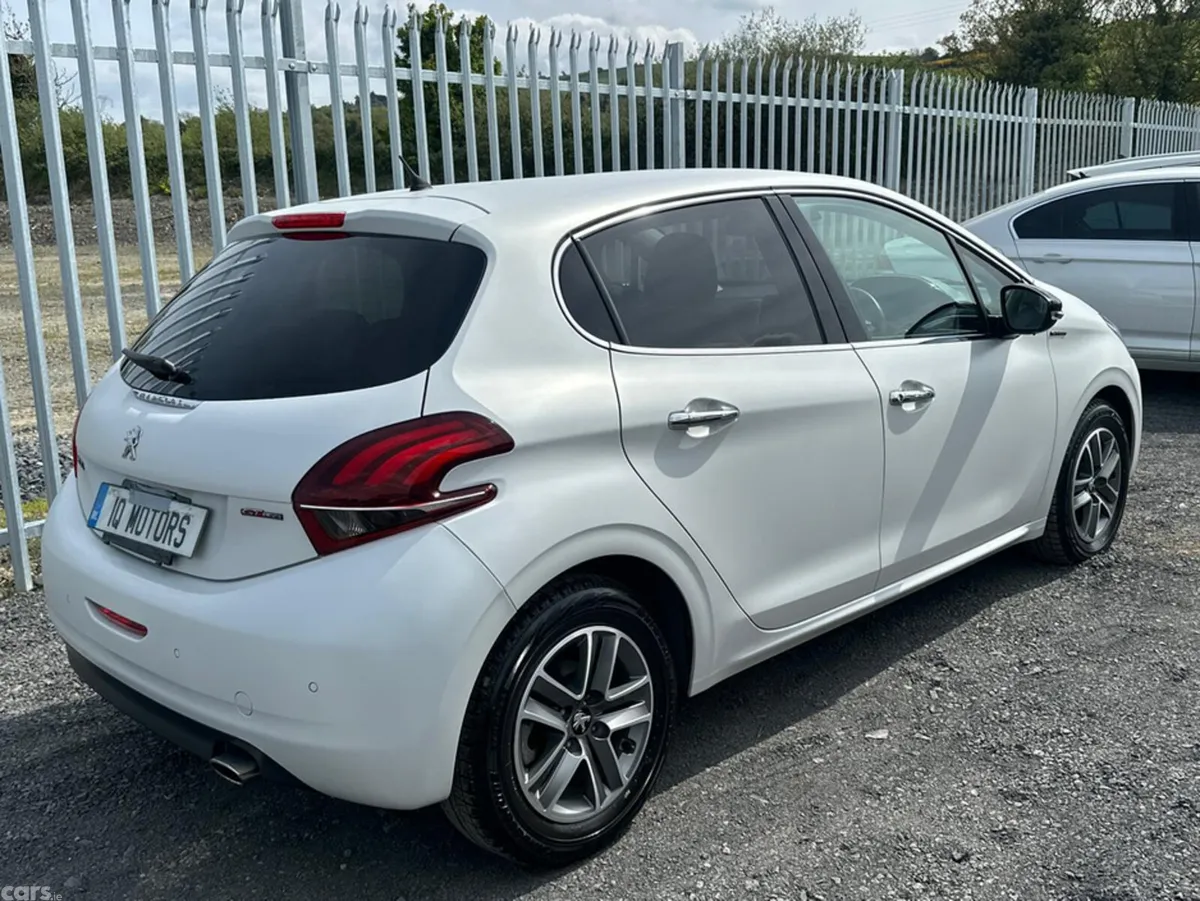 Peugeot 208 Hatchback, Petrol, 2017, White