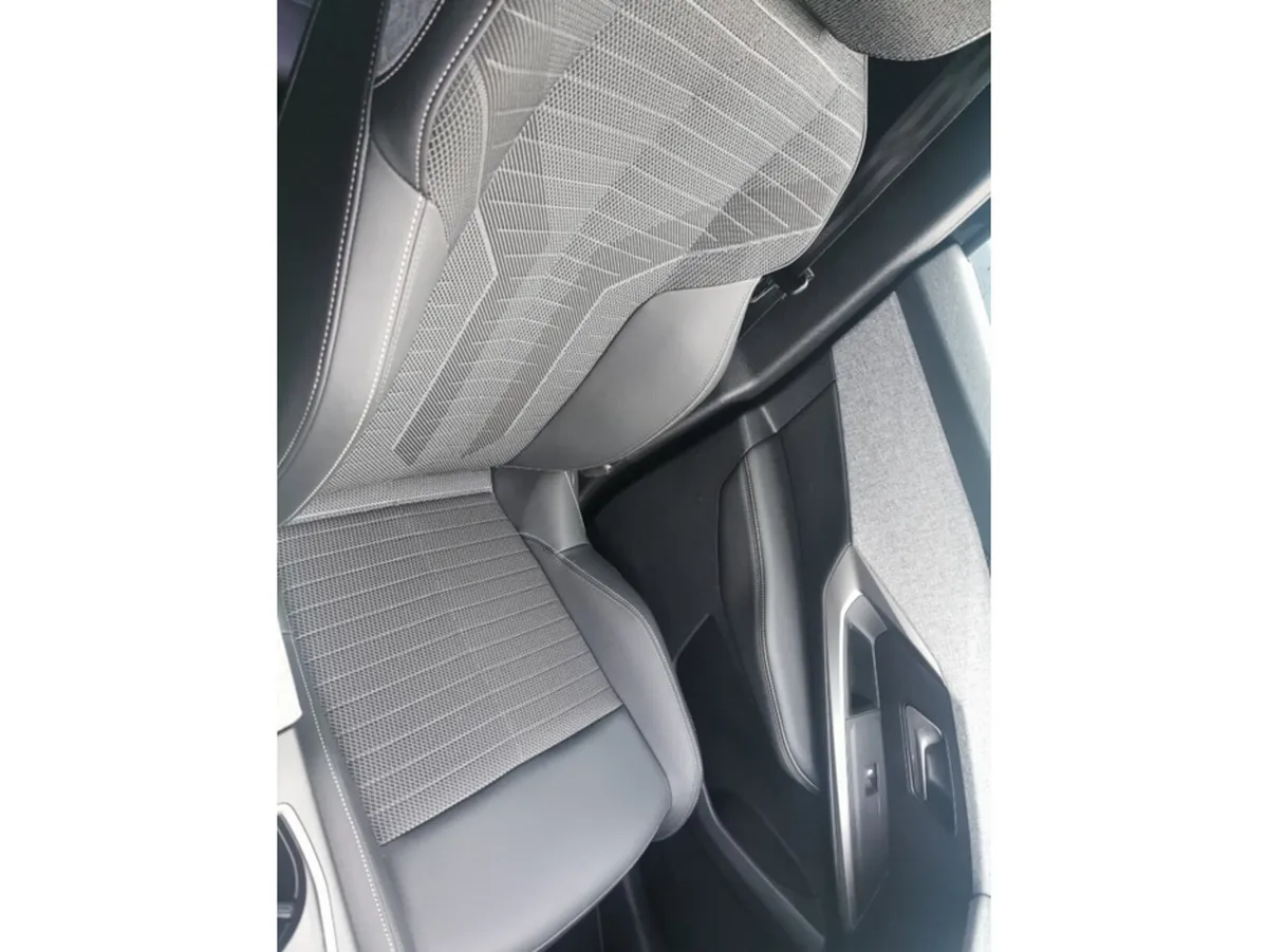 Peugeot 3008 MPV, Petrol Hybrid, 2024, Black