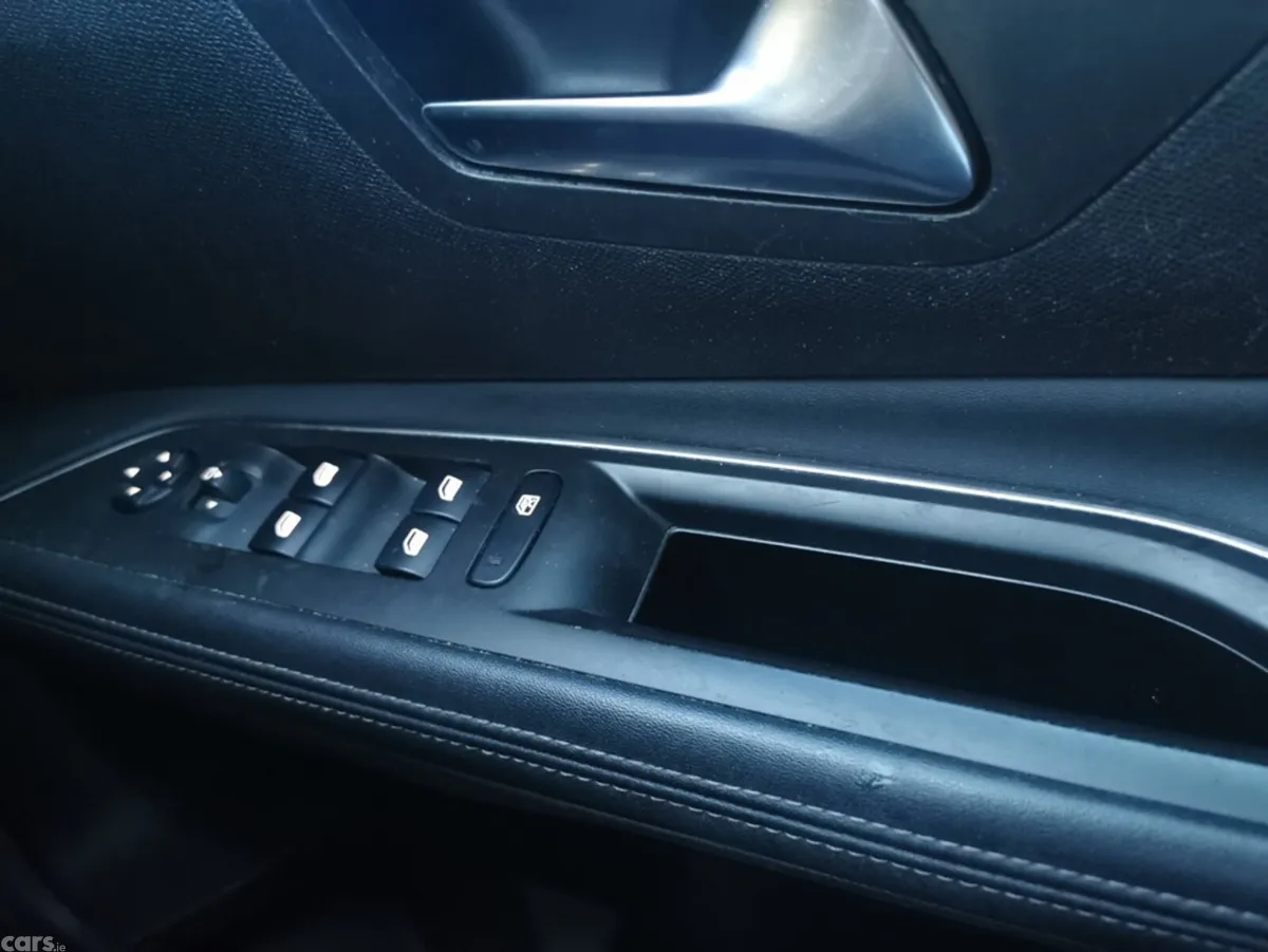 Peugeot 5008 MPV, Diesel, 2019, Blue
