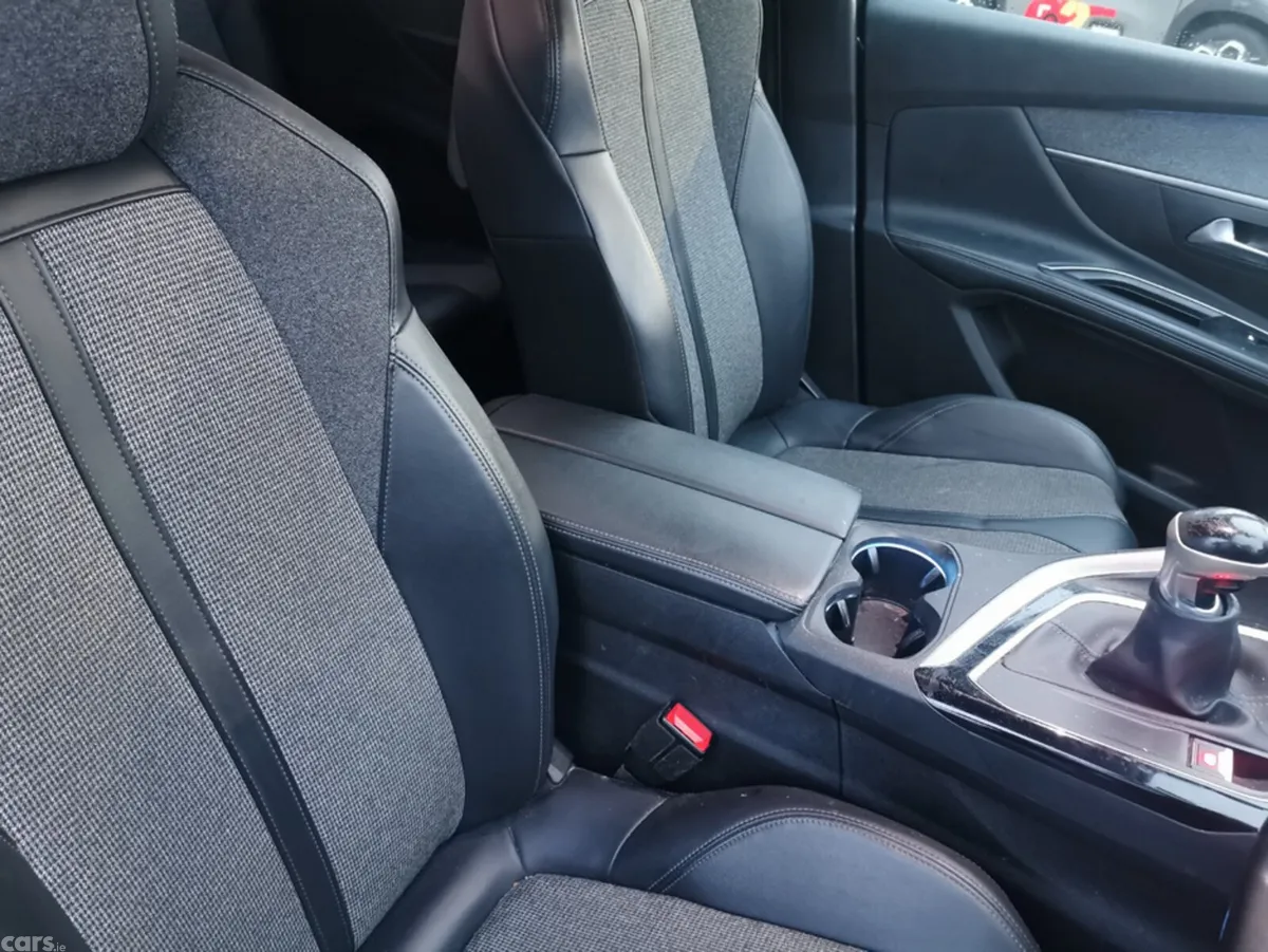 Peugeot 5008 MPV, Diesel, 2019, Blue