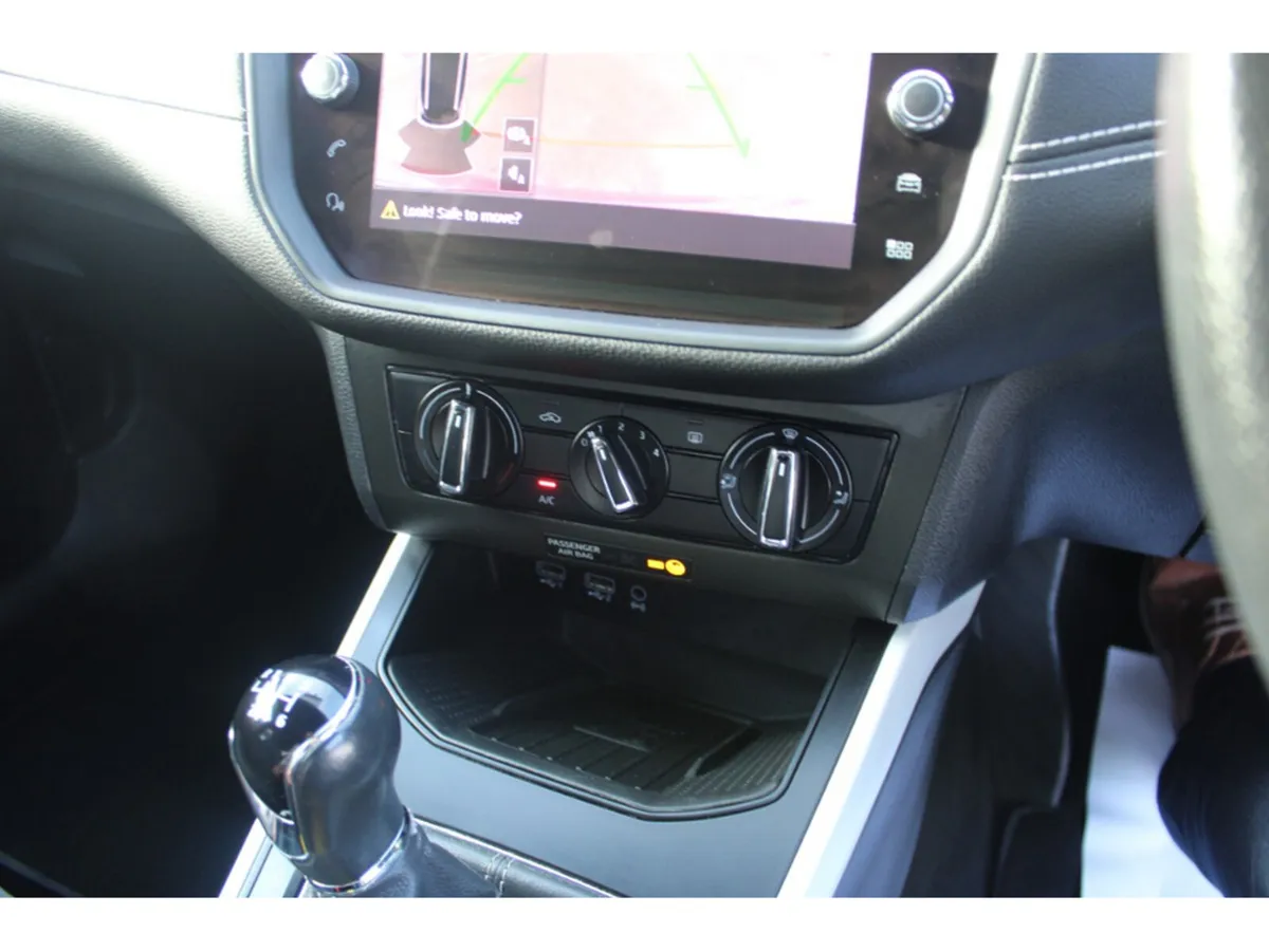 SEAT Arona Hatchback, Petrol, 2019, Red