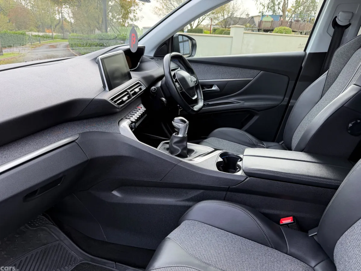 Peugeot 5008 MPV, Diesel, 2019, White