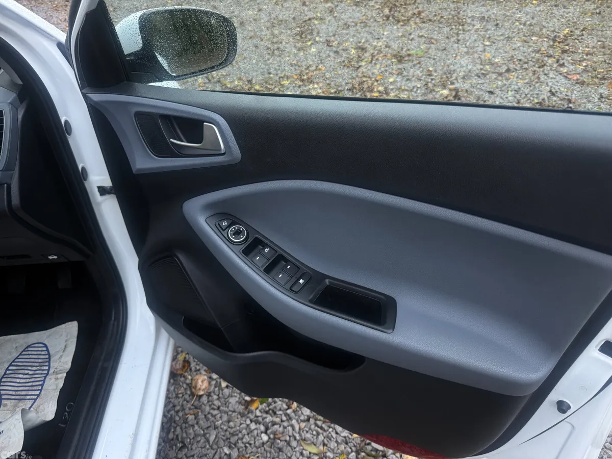 Hyundai i20 Hatchback, Petrol, 2015, White