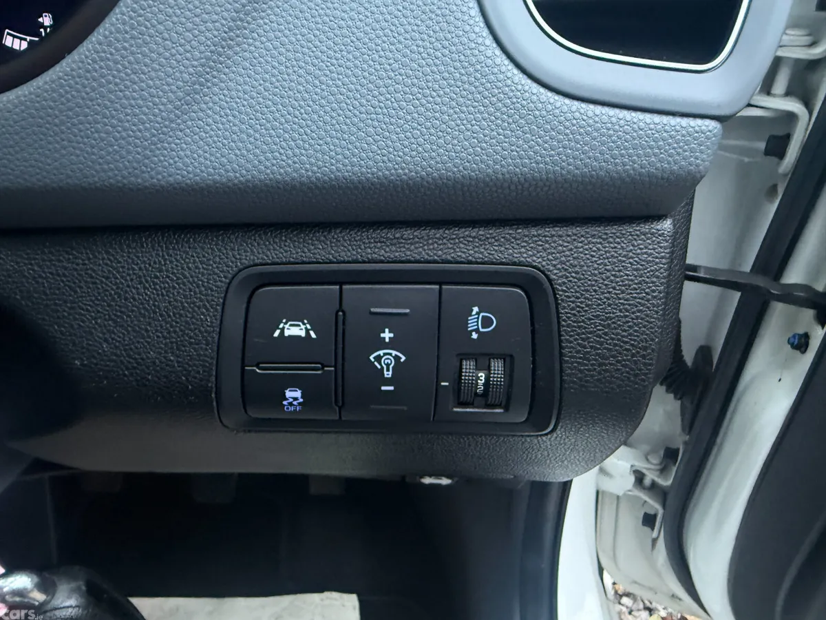 Hyundai i20 Hatchback, Petrol, 2015, White