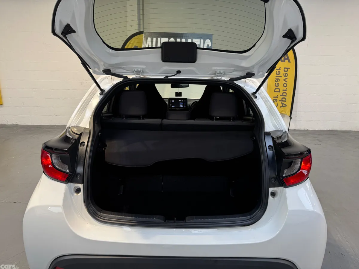 Toyota Yaris Hatchback, Petrol Hybrid, 2023, White