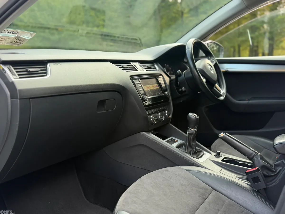 Skoda Octavia Hatchback, Diesel, 2015, White