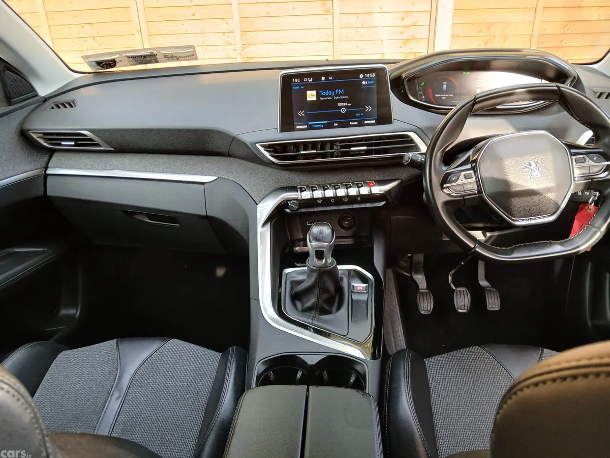 Peugeot 3008 MPV, Petrol, 2019, Red