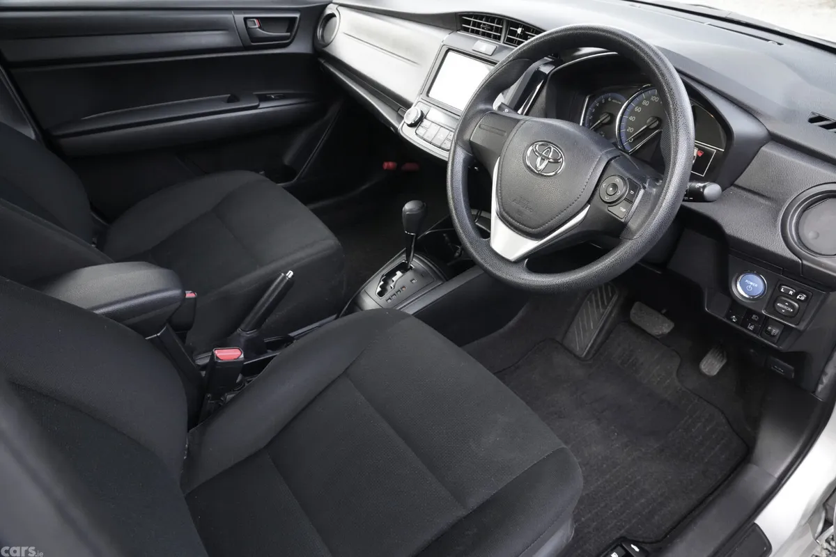 Toyota Corolla Saloon, Petrol Hybrid, 2019, Silver