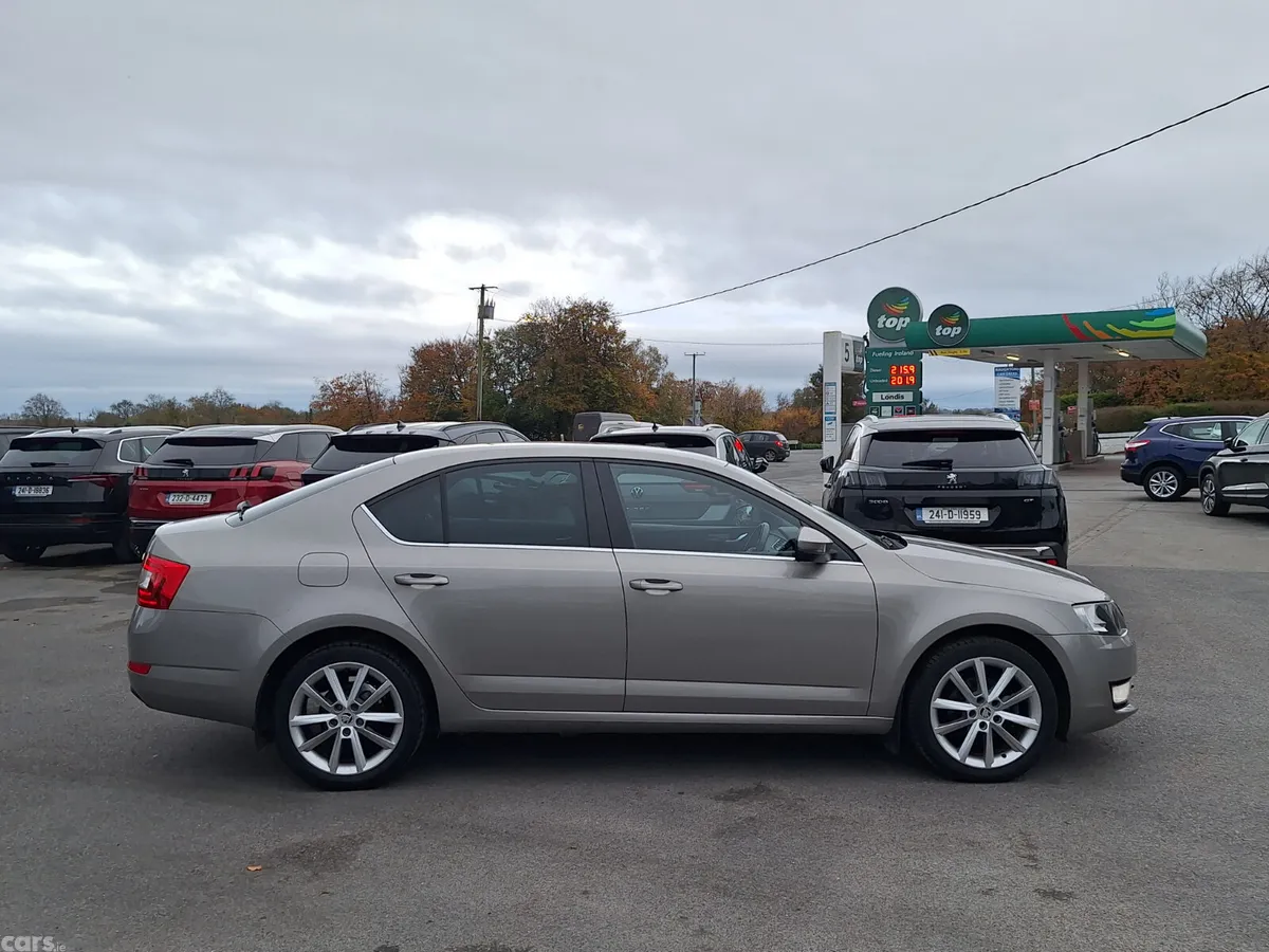 Skoda Octavia Saloon, Diesel, 2017, Yellow