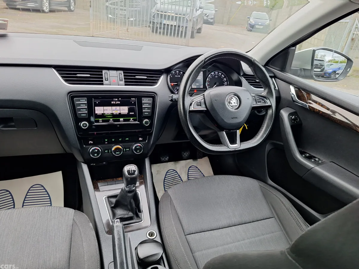 Skoda Octavia Saloon, Diesel, 2017, Yellow