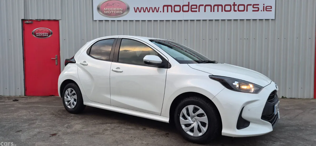 Toyota Yaris Hatchback, Petrol Hybrid, 2021, White