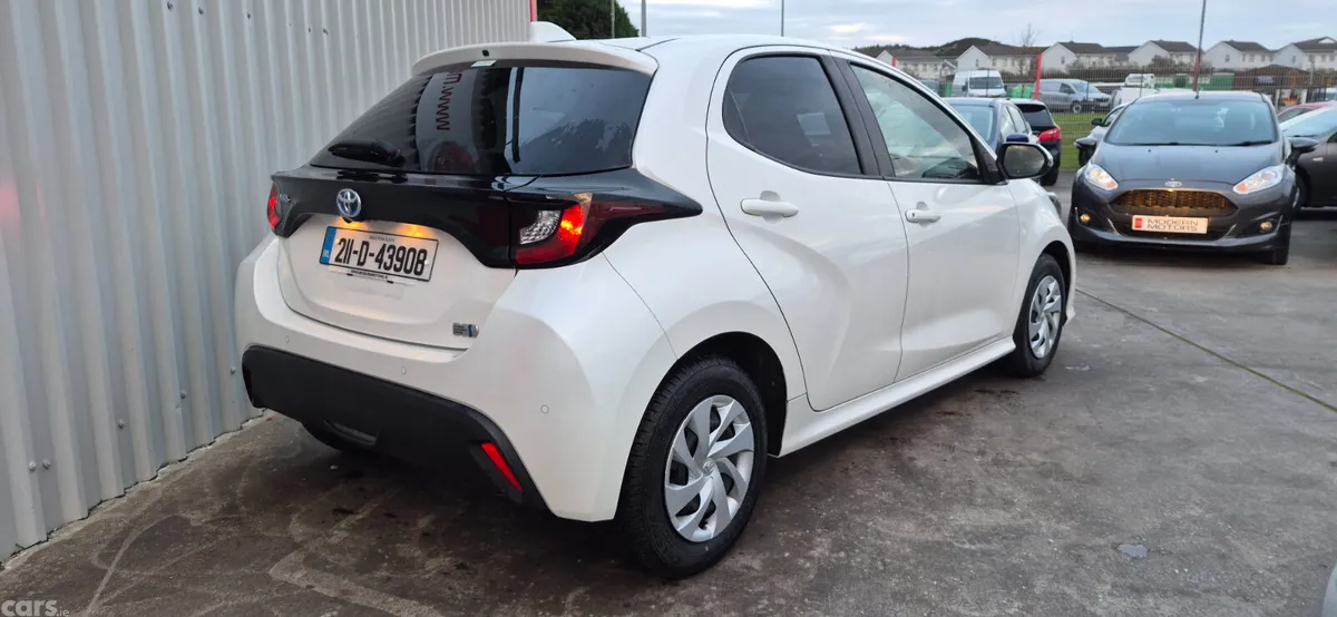 Toyota Yaris Hatchback, Petrol Hybrid, 2021, White