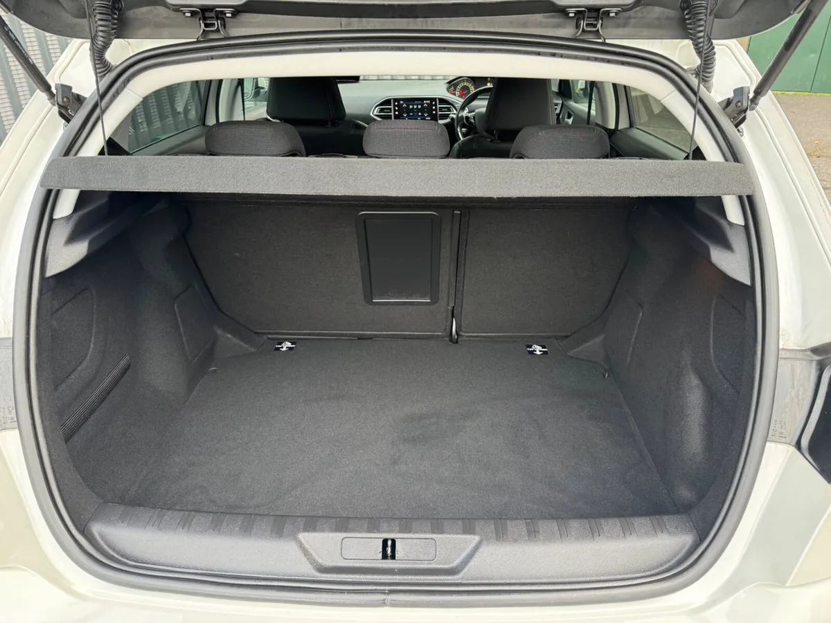 Peugeot 308 Hatchback, Petrol, 2017, White
