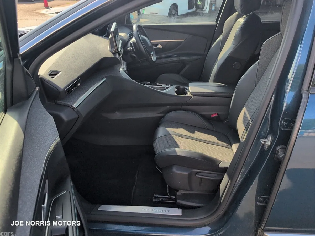 Peugeot 5008 MPV, Diesel, 2023, Blue
