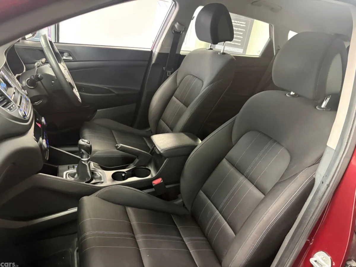 Hyundai Tucson MPV, Petrol, 2016, Red