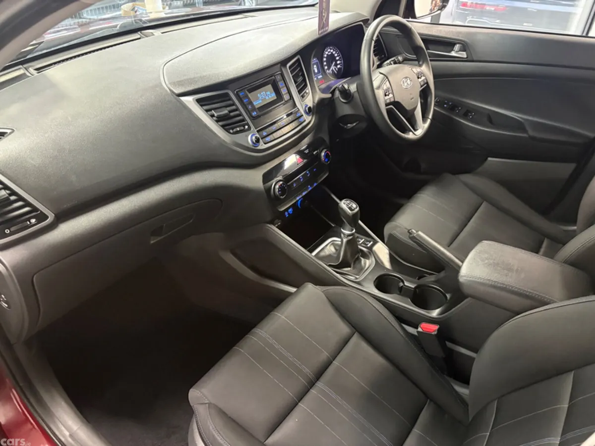 Hyundai Tucson MPV, Petrol, 2016, Red
