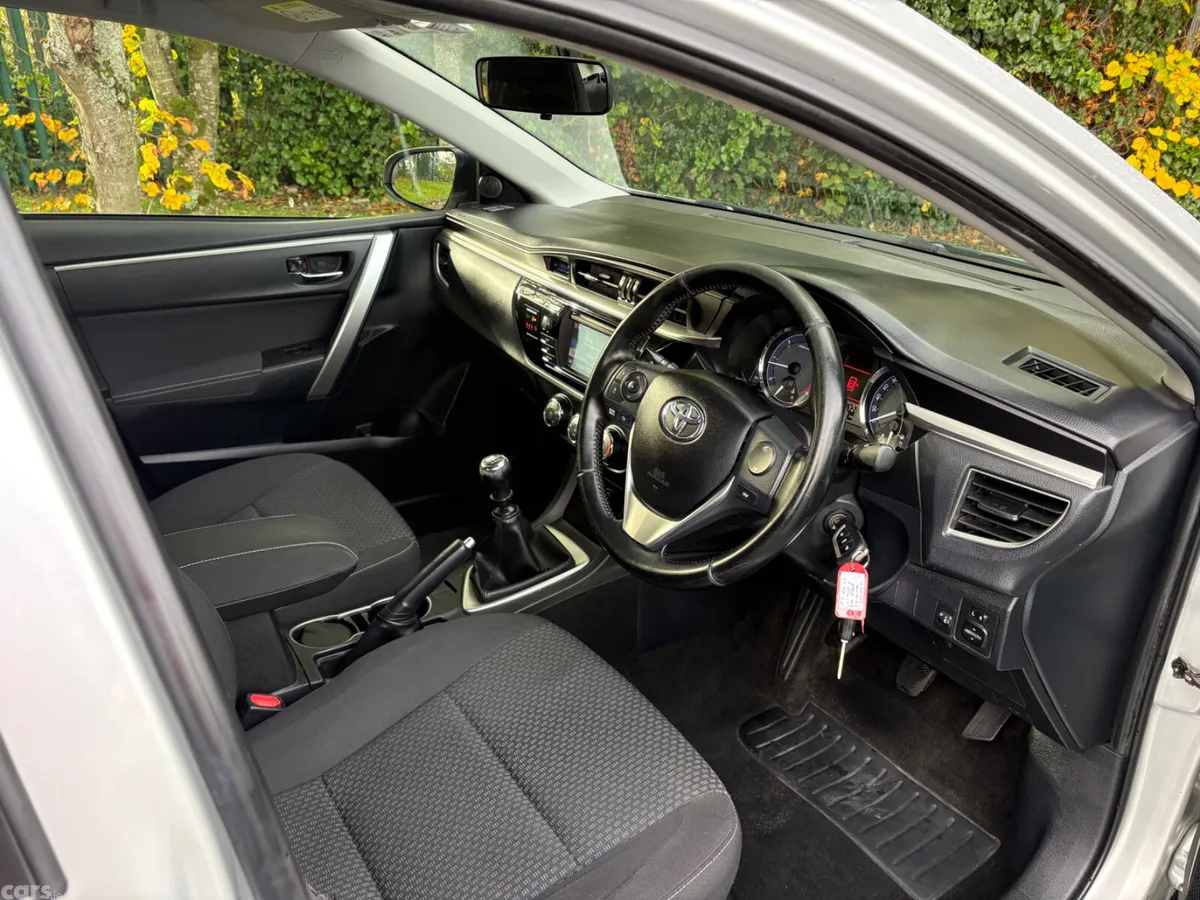 Toyota Corolla Saloon, Diesel, 2015, Silver