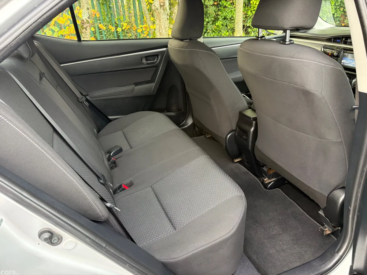 Toyota Corolla Saloon, Diesel, 2015, Silver