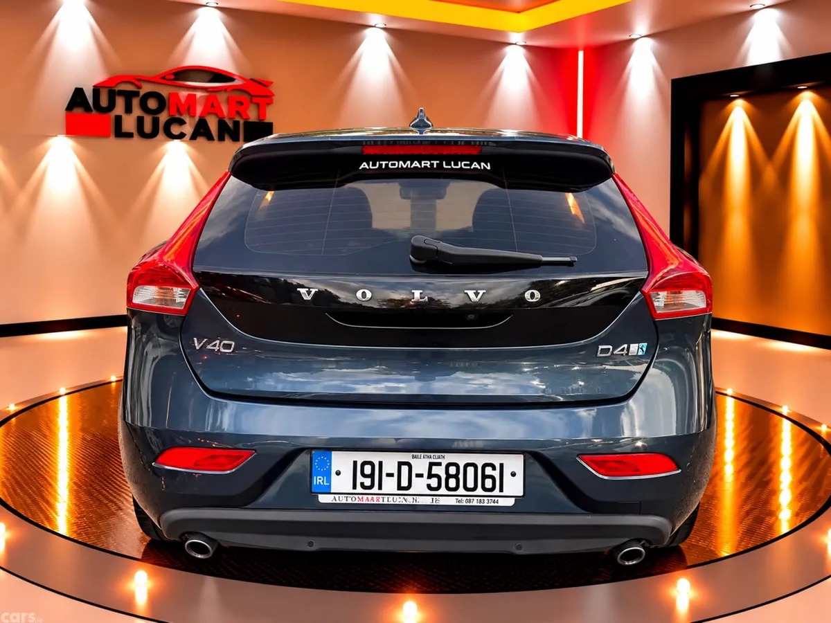 Volvo V40 Hatchback, Diesel, 2019, Blue