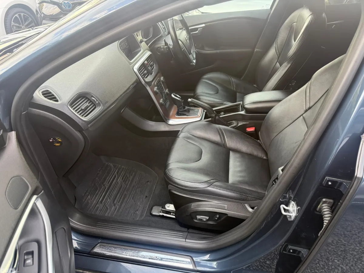 Volvo V40 Hatchback, Diesel, 2019, Blue