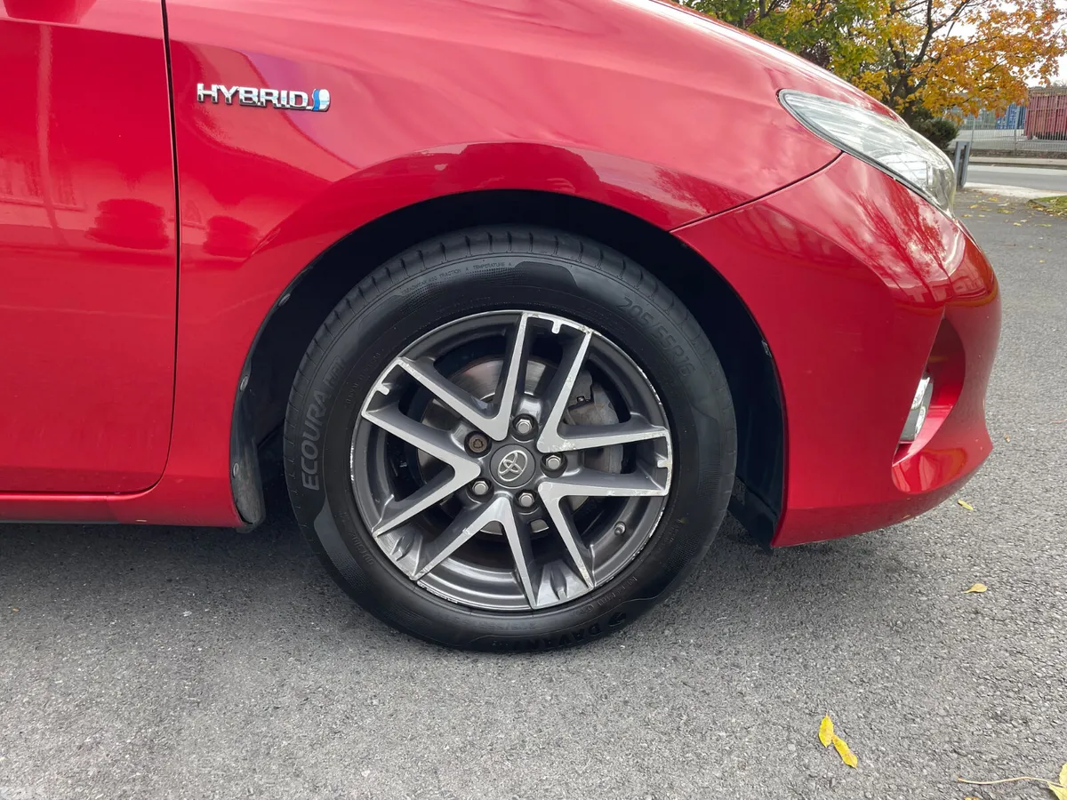 Toyota Auris Hatchback, Petrol Hybrid, 2015, Red