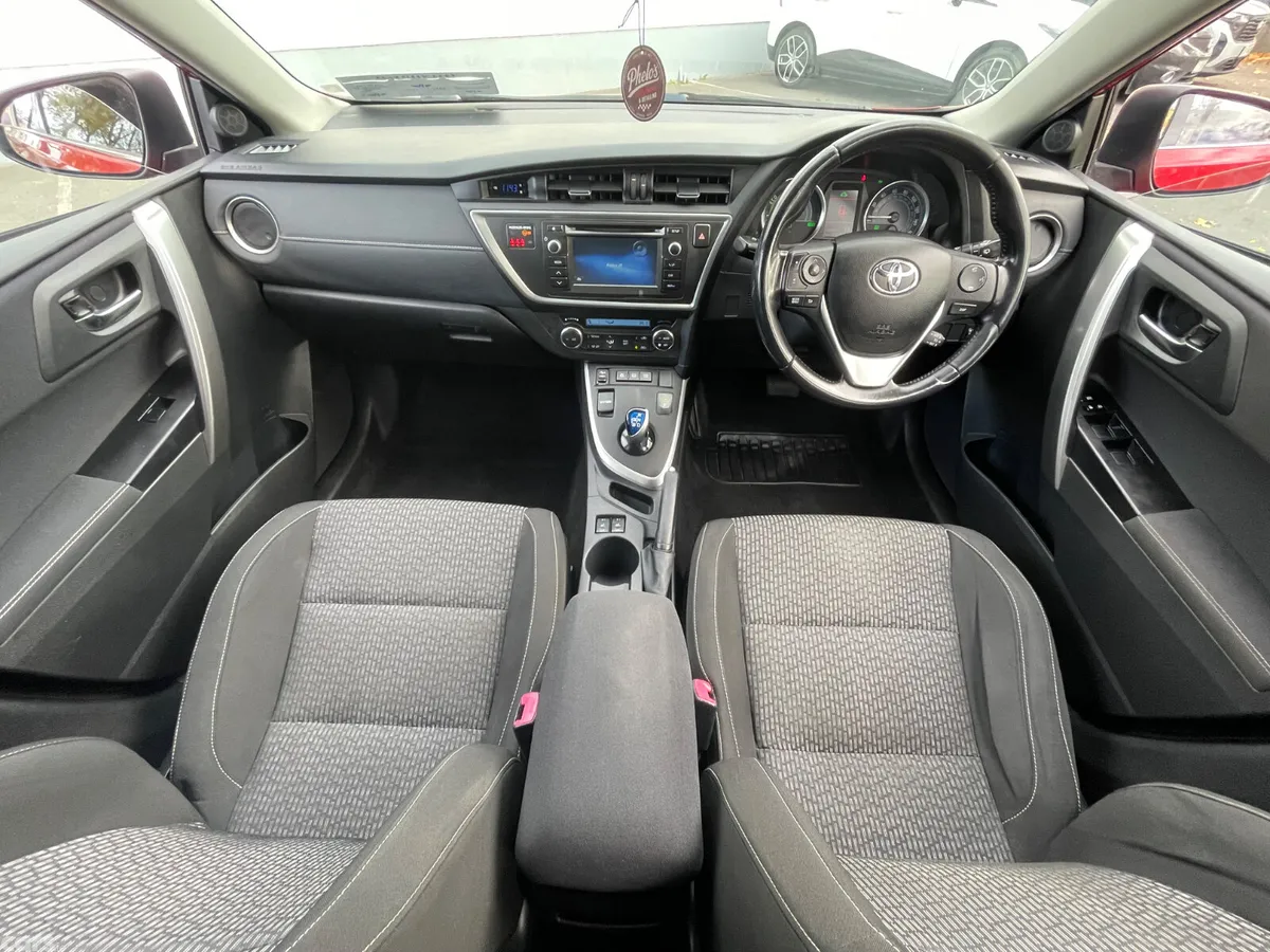 Toyota Auris Hatchback, Petrol Hybrid, 2015, Red