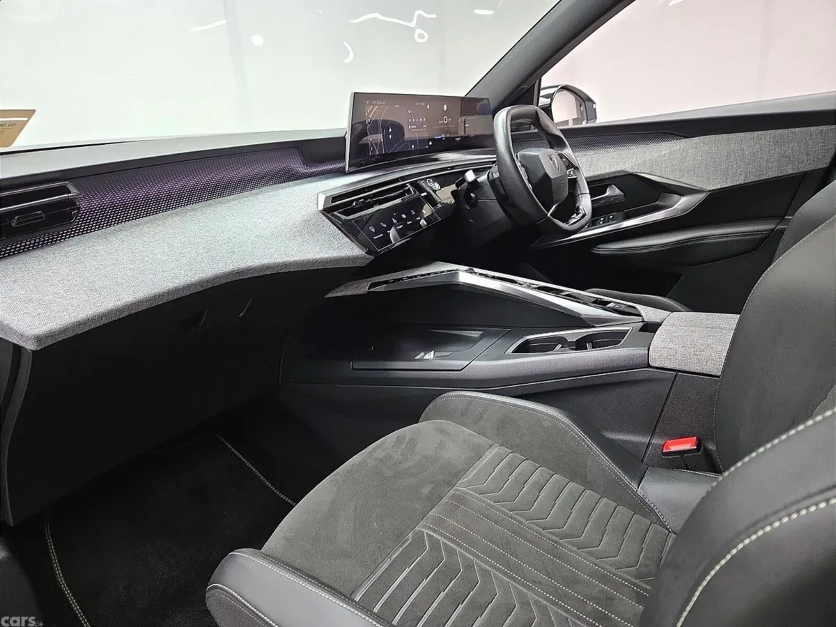 Peugeot 5008 SUV, Electric, 2025, White